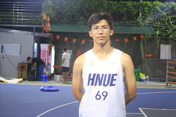 Cầu thủ Vũ Minh Khôi (số 69) của đội HNUE. z6911514570060-c9cd86664e07edb86ce1f4ddc6b91c27-4152.jpg