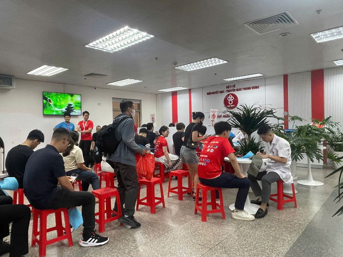Các bạn sinh viên làm thủ tục trước khi vào hiến máu. z6751045600734-afea79547301aff1eca9cfbd656174a4.jpg