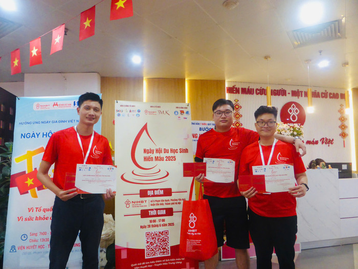 Sinh viên nhận giấy chứng nhận sau khi tham gia hiến máu tại chương trình. z6751045573495-32679952fa9ae075d981ebaeaad488f2.jpg