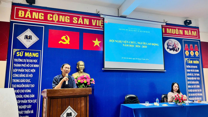 Thầy Lê Hữu Thức (đang phát biểu) - Hiệu trưởng Trường Dự bị Đại học Thành phố Hồ Chí Minh. Ảnh website trường thay-thuc-du-bi-dh-hcm.jpg