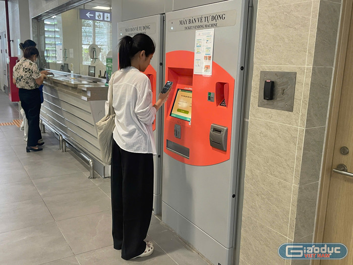 Ngoài mua vé điện tử qua điện thoại di động, người dân cũng có thể mua vé qua máy bán vé tự động. gdvn-the-ve.jpg