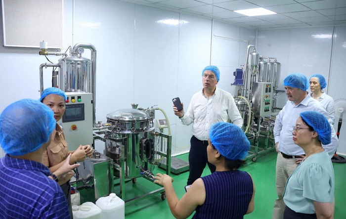 Chuyên gia quốc tế tham quan nhà máy chế biến của Hợp tác xã Hà Nội Xanh. Ảnh: NVCC. chuyen-gia-tham-quan-htx.jpg