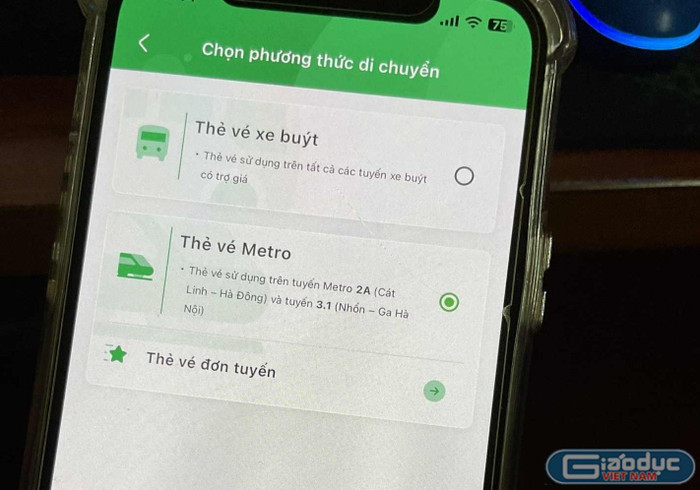Người dân có thể mua thẻ vé điện tử trên điện thoại di động. thumb-2097.jpg