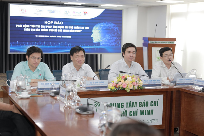 Phó Giáo sư, Tiến sĩ Lê Đình Duy (ngoài cùng bên phải) - Trưởng phòng Đào tạo Sau Đại học và Khoa học công nghệ, Trường Đại học Công nghệ Thông tin, Đại học Quốc gia Thành phố Hồ Chí Minh. Ảnh website nhà trường thay-le-dinh-duy.jpg