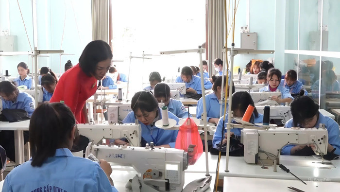 Giáo viên Trường Trung cấp Dân tộc nội trú Nghĩa Lộ trong giờ dạy. Ảnh website nhà trường truong-trung-cap-nghia-lo-yb.jpg