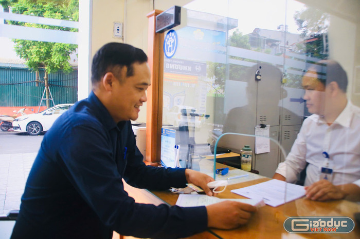 Anh Nguyễn Đức Anh đánh giá cao mô hình chuyển đổi số khi làm thủ tục hành chính tại Điểm phục vụ hành chính công phường Phương Liệt. gdvn-anh-duc-anh.jpg