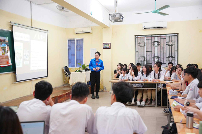 Hoạt động ứng dụng công nghệ thông tin vào dạy học tại Trường Trung học phổ thông Huỳnh Thúc Kháng. Ảnh NTCC. cds-htk.jpg