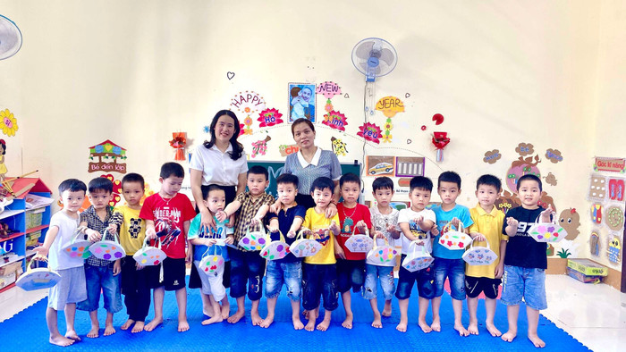 Cô trò học sinh Trường mầm non Hoa Phượng (thành phố Tuyên Quang, tỉnh Tuyên Quang). Ảnh website trường mn-hai-lang-quang-tri.jpg