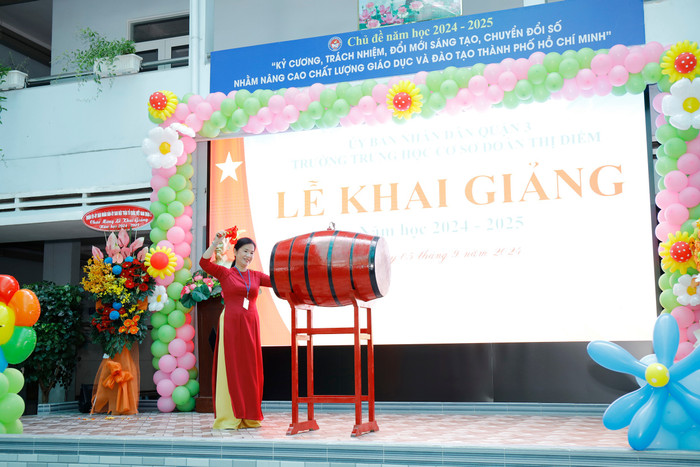 Cô Nguyễn Thị Ngọc Thủy - Hiệu trưởng Trường Trung học cơ sở Đoàn Thị Điểm (quận 3, thành phố Hồ Chí Minh). Ảnh website trường Cô Nguyễn Thị Ngọc Thủy - Hiệu trưởng Trường Trung học cơ sở Đoàn Thị Điểm (quận 3, thành phố Hồ Chí Minh). Ảnh website trường