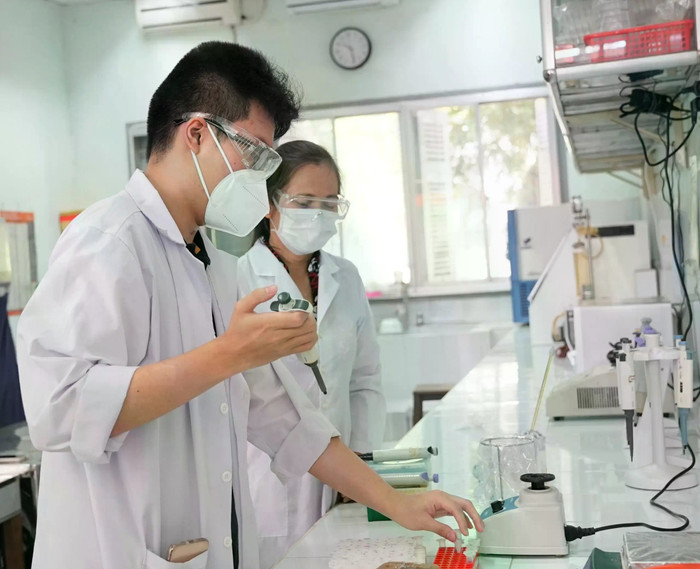 Sinh viên (trái) Trường Đại học Bách Khoa, Đại học Quốc gia thành phố Hồ Chí Minh đang thực hành tại Phòng Thí nghiệm Công nghệ Vi sinh dưới sự hướng dẫn của giảng viên. Ảnh Website trường Sinh viên (trái) Trường Đại học Bách Khoa, Đại học Quốc gia thành phố Hồ Chí Minh đang thực hành tại Phòng Thí nghiệm Công nghệ Vi sinh dưới sự hướng dẫn của giảng viên. Ảnh Website trường