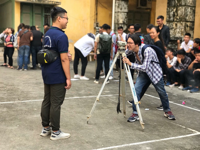 Sinh viên ngành Quản lý đất đai, Trường Đại học Tài Nguyên và Môi trường Hà Nội thực hành với máy đo đạc. Ảnh: NTCC thumb-qld.jpg