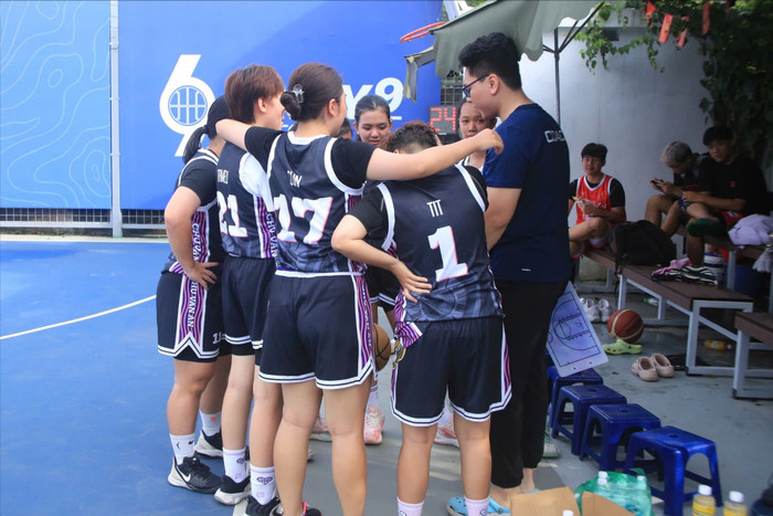 Đội bóng rổ Trường Trung học phổ thông Chuyên Chu Văn An hội ý. Ảnh: Mạnh Dũng z6835429591096-dfa05369951cee48fead60bb58d8cd9d-9138.jpg