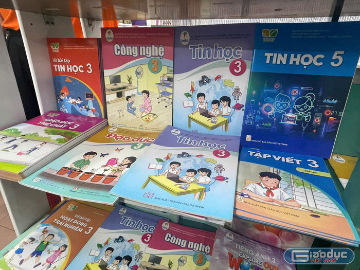Mua sách giáo khoa tại nhà sách uy tín, chính thống sẽ giúp phụ huynh tránh mua phải sách giả, sách lậu. Ảnh minh họa: Mạnh Dũng gdvn-thumb-sgk.jpg