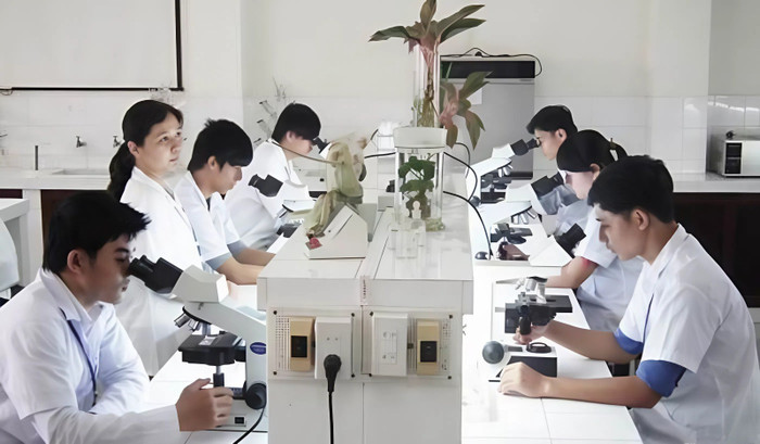 Sinh viên Trường Đại học Tiền Giang trong giờ thực hành Hóa - Sinh. Ảnh website nhà trường sv-dh-tien-giang-th.jpg
