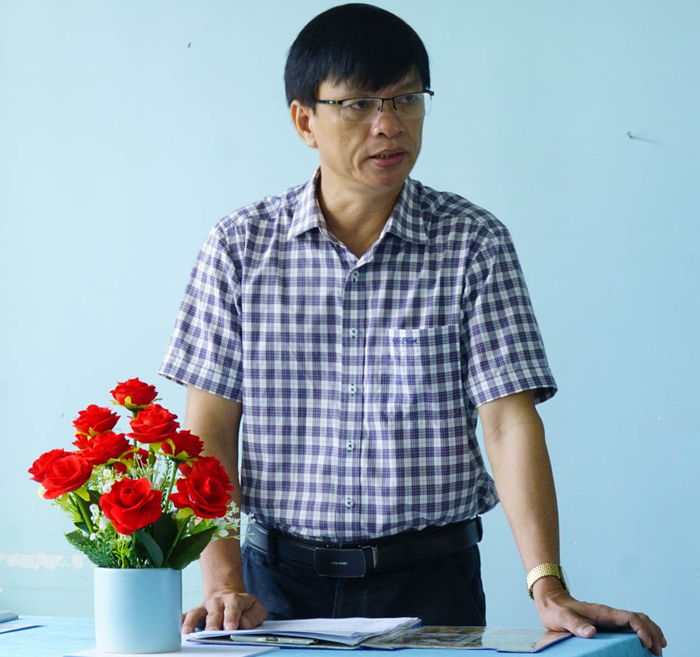 Thầy Trần Quang Hồng - Hiệu trưởng Trường Trung học phổ thông chuyên Lê Khiết (Quảng Ngãi). Ảnh: Trường Trung học phổ thông chuyên Lê Khiết thay-hong-chuyen-le-khiet.png