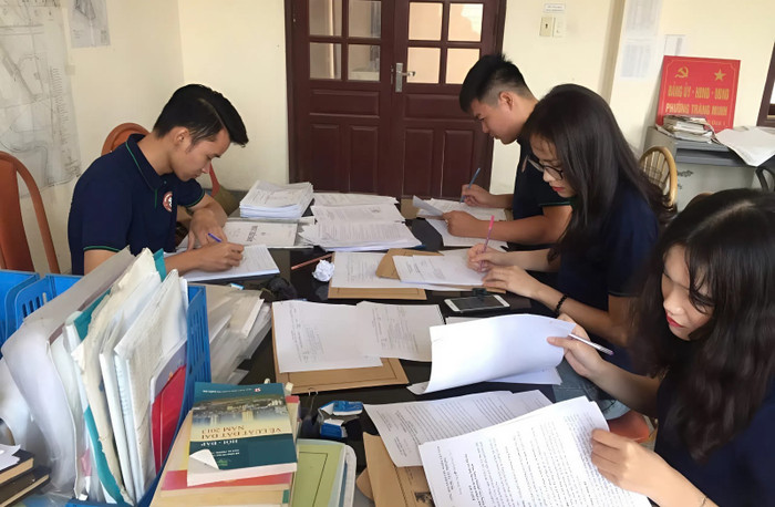 Sinh viên Ngành Quản lý đất đai, Trường Đại học Tài nguyên và Môi trường Hà Nội trong quá trình thực tập. Ảnh: NTCC sinh-vien-nganh-qldd-dhtnmthn.jpg