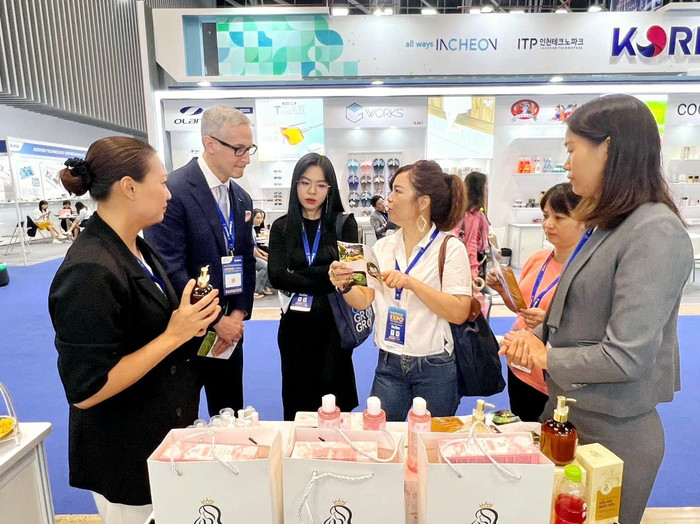 Sản phẩm trưng bày của Hợp tác xã Hà Nội Xanh tại Trung Tâm Hội Chợ và Triển Lãm Sài Gòn - SECC. Ảnh: NVCC. san-pham-trien-lam.jpg