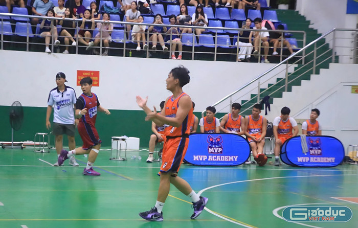 Đội trưởng Xuân Bảo (số 8) động viên các đồng đội trong trận chung kết U18 nam GMB League 2025. gdvn-baock.jpg