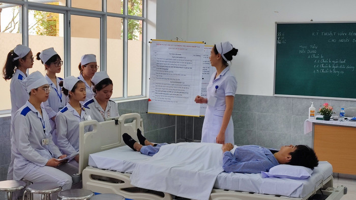 Giảng viên Trường Cao đẳng Y tế Hải Phòng trong một tiết dạy. Ảnh website trường gv-sv-cao-dang-y-te-hp.jpg