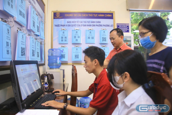 Người dân thực hiện thủ tục hành chính thuận tiện qua phương tiện kỹ thuật số. gdvn-thumb-pl.jpg