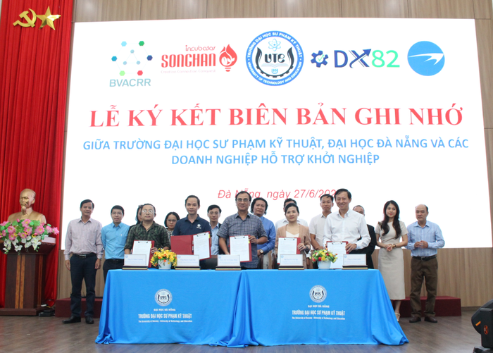 Đại diện lãnh đạo Trường Đại học Sư phạm Kỹ thuật, Đại học Đà Nẵng ký kết hợp tác với một số doanh nghiệp khởi nghiệp. Ảnh website nhà trường dh-su-pham-kt-da-nang-ky-ket-vs-doanh-nghiep.png