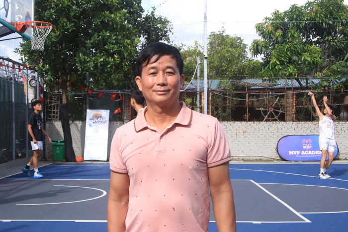 Anh Nguyễn Văn Phương - phụ huynh cầu thủ đến từ đội bóng rổ Trường Trung học phổ thông Chuyên Chu Văn An. Ảnh Mạnh Dũng z6835659390192-f053445f8db8e749333417ce67058daa-5456.jpg