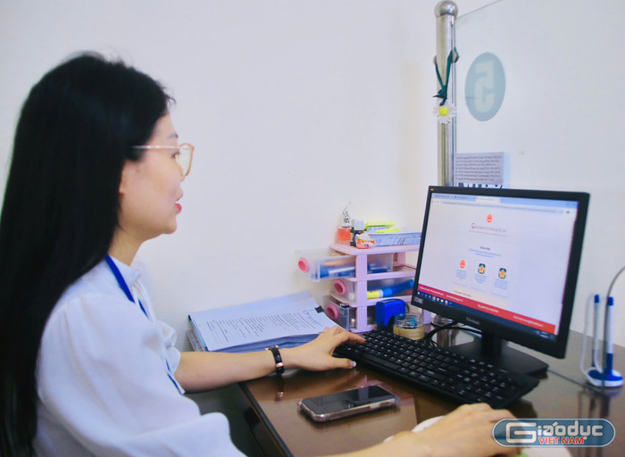 Chị Trần Thùy Linh - Chuyên viên tiếp nhận hồ sơ lĩnh vực giáo dục đào tạo, y tế và nội vụ tại Điểm phục vụ hành chính công phường Phương Liệt. gdvn-c-linh.jpg