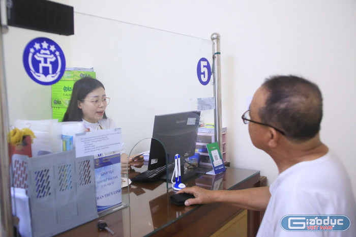 Người dân không cần mang nhiều giấy tờ để làm thủ tục hành chính. gdvn-cbhd.jpg