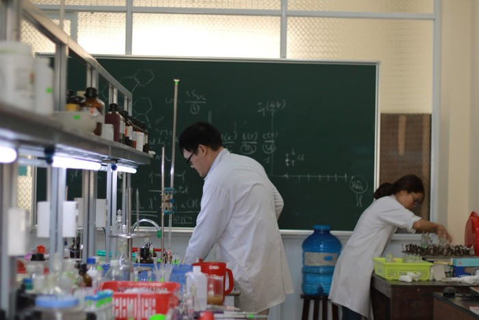 Sinh viên khoa Hóa - Trường Đại học Khoa học, Đại học Huế trong giờ thực hành tại phòng thí nghiệm. Ảnh: NTCC sinh-vien-khoa-hoa-dh-khoa-hoc-hue.jpg