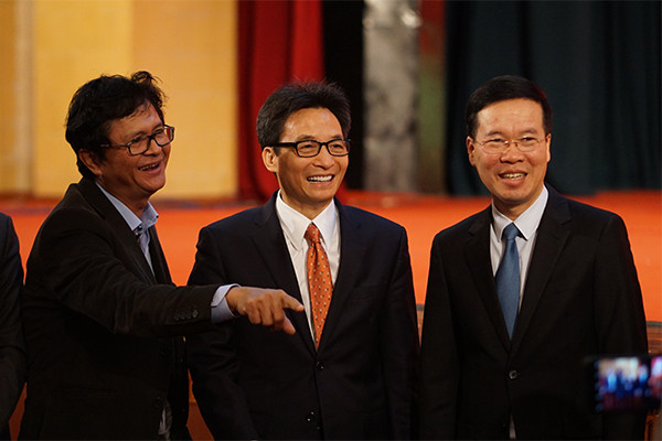 Trưởng Ban Tuyên giáo Trung ương Võ Văn Thưởng, Phó Thủ tướng Vũ Đức Đam trao đổi với các đại biểu bên lề hội nghị Trưởng Ban Tuyên giáo Trung ương Võ Văn Thưởng, Phó Thủ tướng Vũ Đức Đam trao đổi với các đại biểu bên lề hội nghị