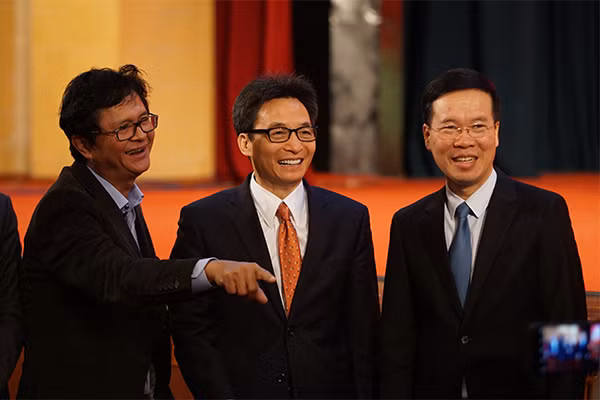 Trưởng Ban Tuyên giáo Trung ương Võ Văn Thưởng, Phó Thủ tướng Vũ Đức Đam trao đổi với các đại biểu bên lề hội nghị