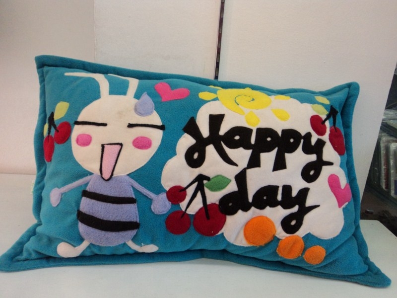 Siêu ngộ nghĩnh và rực rỡ sắc màu với gối chữ nhật. Siêu ngộ nghĩnh và rực rỡ sắc màu với gối chữ nhật.