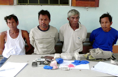 Các đối tượng cùng tang vật bị bắt giữ