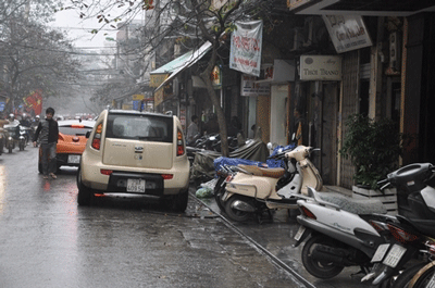 Xe máy trên vỉa hè, ô tô dưới lòng đường phố Bát Đàn