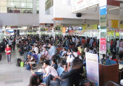 Hàng vạn người đổ ra đường ngày giáp Tết, cửa ngõ Hà Nội-Sài Gòn ùn ứ ảnh 18 Hàng vạn người đổ ra đường ngày giáp Tết, cửa ngõ Hà Nội-Sài Gòn ùn ứ ảnh 18