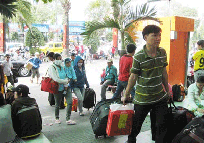 Hàng vạn người đổ ra đường ngày giáp Tết, cửa ngõ Hà Nội-Sài Gòn ùn ứ ảnh 14 Hàng vạn người đổ ra đường ngày giáp Tết, cửa ngõ Hà Nội-Sài Gòn ùn ứ ảnh 14