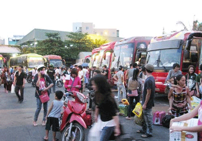 Hàng vạn người đổ ra đường ngày giáp Tết, cửa ngõ Hà Nội-Sài Gòn ùn ứ ảnh 19 Hàng vạn người đổ ra đường ngày giáp Tết, cửa ngõ Hà Nội-Sài Gòn ùn ứ ảnh 19