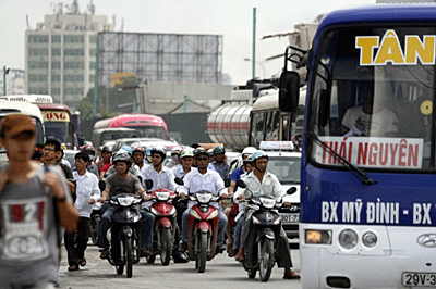 Hàng vạn người đổ ra đường ngày giáp Tết, cửa ngõ Hà Nội-Sài Gòn ùn ứ ảnh 3 Hàng vạn người đổ ra đường ngày giáp Tết, cửa ngõ Hà Nội-Sài Gòn ùn ứ ảnh 3