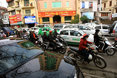 Hàng vạn người đổ ra đường ngày giáp Tết, cửa ngõ Hà Nội-Sài Gòn ùn ứ ảnh 4 Hàng vạn người đổ ra đường ngày giáp Tết, cửa ngõ Hà Nội-Sài Gòn ùn ứ ảnh 4