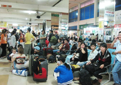 Hàng vạn người đổ ra đường ngày giáp Tết, cửa ngõ Hà Nội-Sài Gòn ùn ứ ảnh 20 Hàng vạn người đổ ra đường ngày giáp Tết, cửa ngõ Hà Nội-Sài Gòn ùn ứ ảnh 20