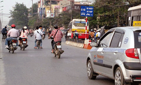 Mặc dù việc phân làn 5 tuyến phố không hiệu quả, nhưng Hà Nội vẫn tiếp tục tổ chức phân làn trên một loạt tuyến phố mới. Ảnh minh họa