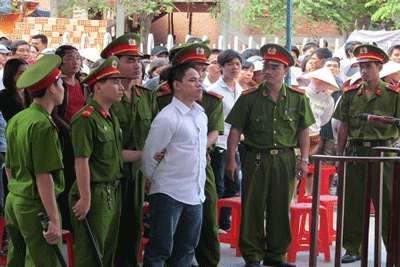 Bi cáo Khánh tại phiên xử lưu động. Bi cáo Khánh tại phiên xử lưu động.