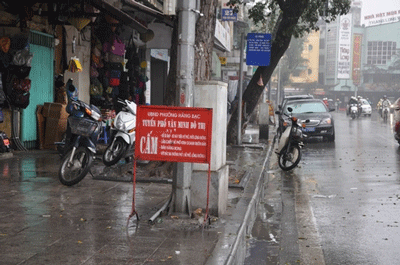 Lộn xộn ở vỉa hè phố Hàng Bạc