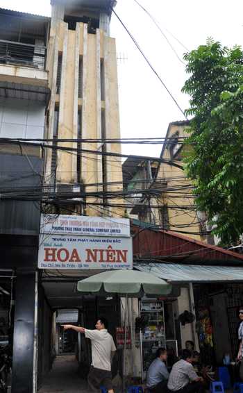 Ngôi nhà kỳ dị được xây dựng 3 tầng tại một con ngõ nhỏ trên phố Bà Triệu. Ngôi nhà kỳ dị được xây dựng 3 tầng tại một con ngõ nhỏ trên phố Bà Triệu.