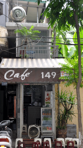 Một ngôi nhà siêu mỏng được dùng làm quán cà phê.... Một ngôi nhà siêu mỏng được dùng làm quán cà phê....