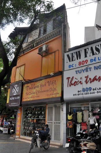 Một căn nhà hình tam giác trên phố Đê La Thành.... Một căn nhà hình tam giác trên phố Đê La Thành....