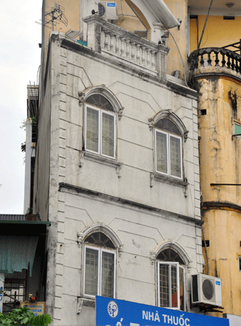 Ngôi nhà này nằm trên phố Bà Triệu.... Ngôi nhà này nằm trên phố Bà Triệu....