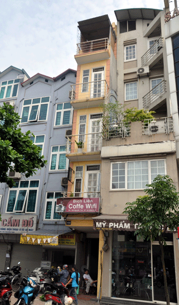 Hai ngôi nhà siêu mỏng bị kẹt giữa các ngôi nhà lớn trên phố Nguyễn Trãi.... Hai ngôi nhà siêu mỏng bị kẹt giữa các ngôi nhà lớn trên phố Nguyễn Trãi....