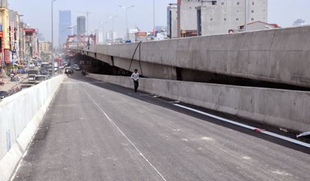 Trước thời điểm thông xe 2 ngày, các đường dẫn lên - xuống gần ngã tư Nguyễn Trãi đã được hoàn thành, sẵn sàng chờ thông xe. Trước thời điểm thông xe 2 ngày, các đường dẫn lên - xuống gần ngã tư Nguyễn Trãi đã được hoàn thành, sẵn sàng chờ thông xe.