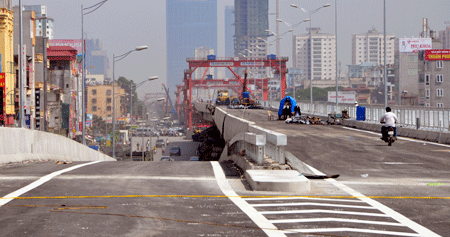 Theo kế hoạch, sáng 30/6, đoạn đường trên cao đầu tiên ở Hà Nội kéo dài từ Linh Đàm đến Nguyễn Trãi dài khoảng 3km sẽ chính thức được thông xe đưa vào sử dụng. Theo kế hoạch, sáng 30/6, đoạn đường trên cao đầu tiên ở Hà Nội kéo dài từ Linh Đàm đến Nguyễn Trãi dài khoảng 3km sẽ chính thức được thông xe đưa vào sử dụng.